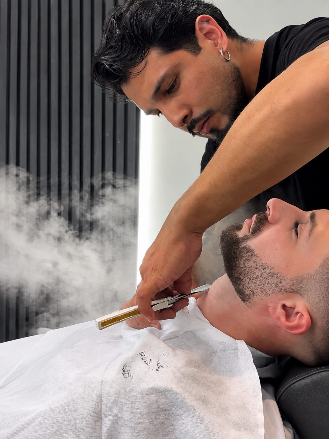 Barba desenhada a navalha, com toalha quente